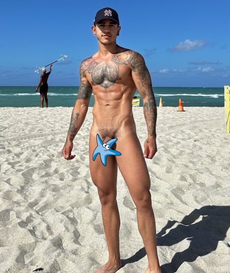 Sexy nude tattooed guy