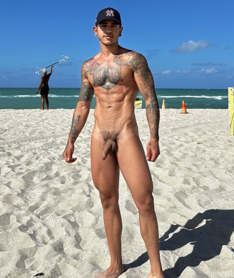 Sexy nude tattooed guy